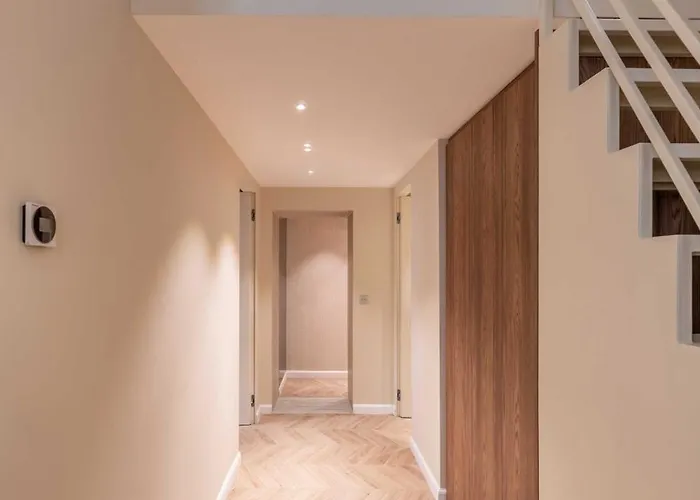 2bdr 6p A C - Heart Of *